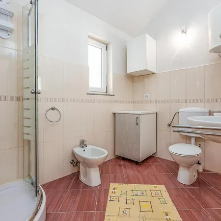 2 Bedroom Amazing In Košljun