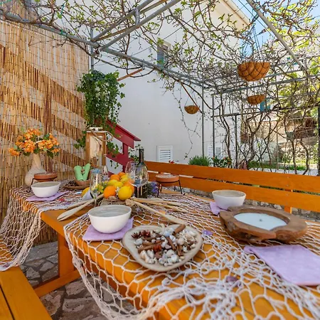 2 Bedroom Amazing In Košljun