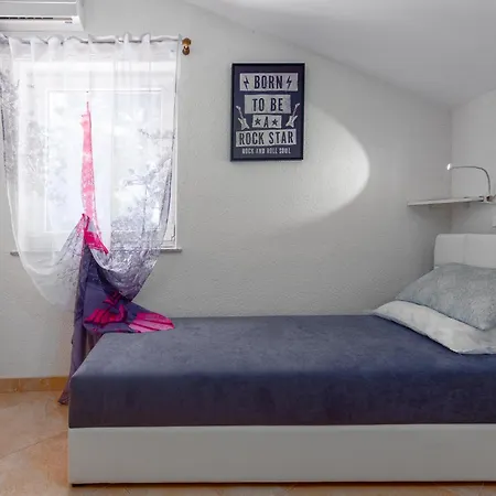 Front In Apartment *